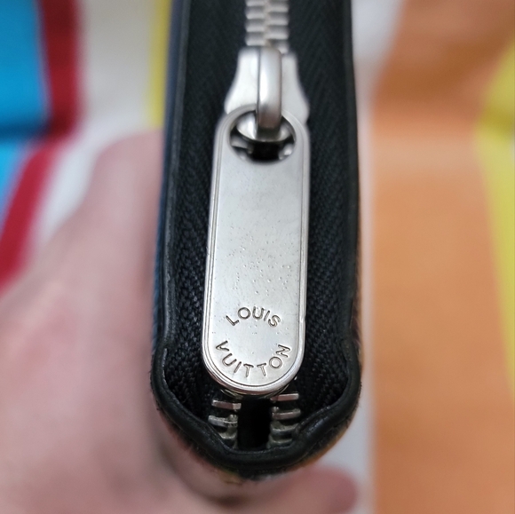 Louis Vuitton Black Epi Zippy Wallet and LV key holder Combo. CA0171 - Picture 14 of 16